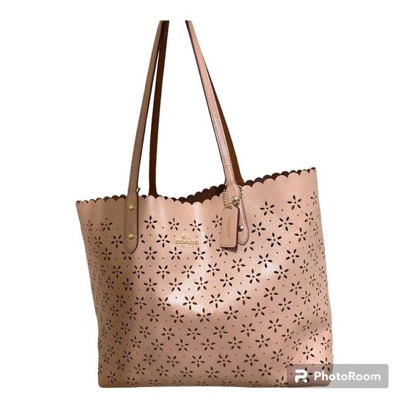 Coach shoulder bag, used with worn straps but still in good condition - Picture 1 of 5